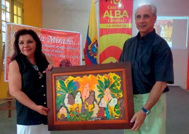 Ghislaine Izaguirre, inspiradora del Colectivo Desde la mirada, entrega la obra Nuevas alegrías, de la pintora Paula Ordoñez, a José Carlos de Santiago.