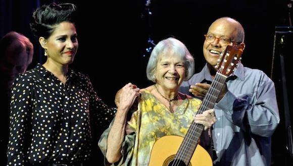 Pablo Milanés (D), Marta Valdés (C) y Haydée Milanés, durante el concierto que esta última le dedicara en su aniversario 80, en el Teatro Mella, en La Habana, el 2 de octubre de 2014. Foto: Marcelino Vazquez / AIN.