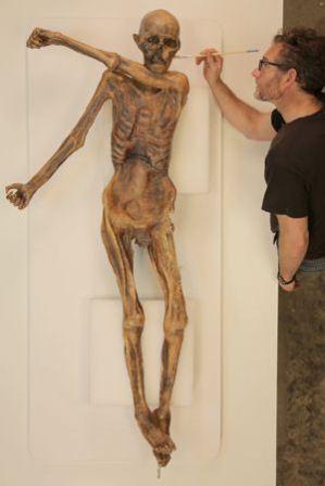 Mr. Staab working on a replica of “Otzi the Iceman.” (Photo: staabstudios.com)