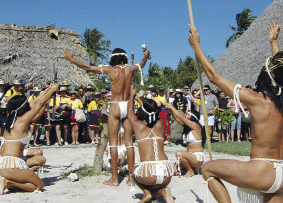 Los participantes en el festival presencian la ceremonia de rituales aborígenes pertenecientes a los arahuacos, primeros habitantes de Cuba.