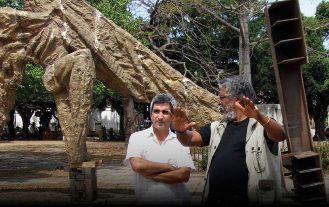 Junto a Alberto Lescay en la instalación y ensamblaje del monumento El pájaro Lam en el parque de 14 y 15, en El Vedado.
