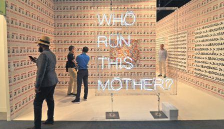 Una escultura de neon del artista Karl Holmqvist es una de la obras de arte que muestra la Galería Gavin Brown en el marco de la Feria Art Basel Miami Beach 2015, en esa ciudad floridana. EFE