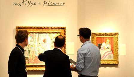 Varios hombres observan un cuadro de Matisse en la Galería Hammer en el marco de la Feria Art Basel Miami Beach 2015, en esa ciudad floridana. EFE