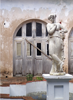 Estatua sin restaurar, ubicada en el patio interior de la majestuosa Biblioteca Municipal de Trinidad.
