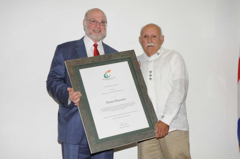 El ministro de Cultura, Pedro Vergés, entrega el Premio Nacional de Artes Plásticas 2016 al artista Thimo Pimentel