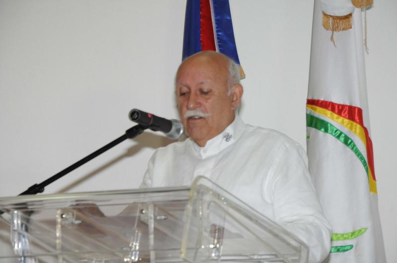 El artista Thimo Pimentel se dirige a los presentes para agradecer la distinción al ser seleccionarlo con este Premio