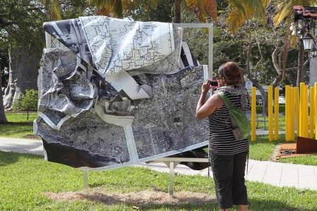 Escultura sin título del artista alemán Olaf Metzel (2014), en aluminio e impresión digital, expuesta frente al Museo Bass en Collins Park. Roberto Koltún el Nuevo Herald 