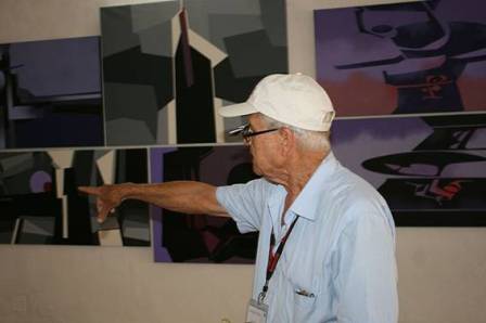  Pedro de Oráa camina entre sus abstracciones en Zona Franca.