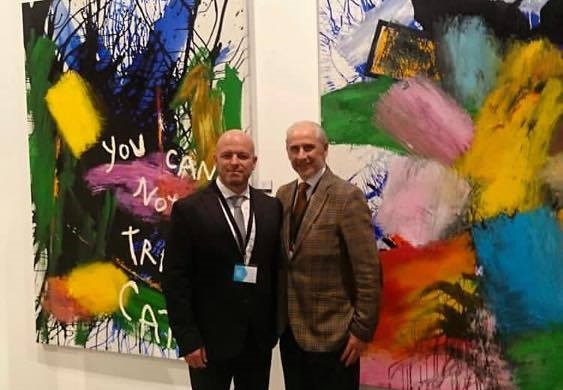 El Sr. José Carlos de Santiago y el galerista portugués Nuno Sacramento en Art Madrid 