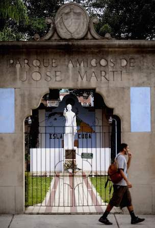 Un peatón pasa junto al Parque Amigos de José Martí en Tampa. Foto: The Tampa Tribune.