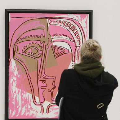 Una mujer observa la obra "Cabeza número 5" del artista Andy Warhol en la exposición "Picasso en el Arte Contemporáneo". (Malte Christians/EFE)