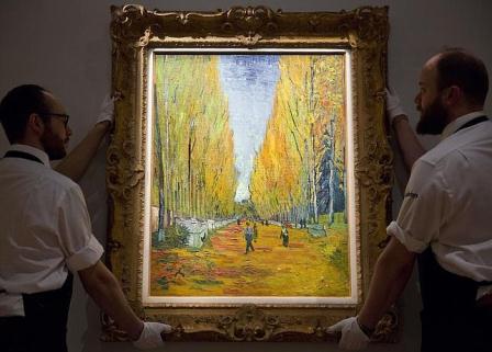 Empleados de Sotheby's portan «L'Allée des Alyscamps», de Van Gogh