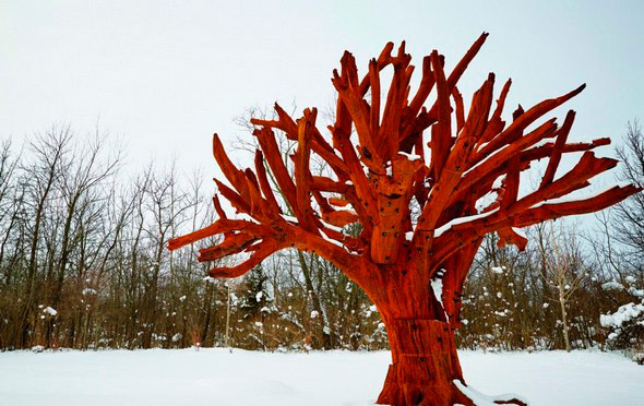 Instalación en Münsterplatz del artista Ai Weiwei. Escultura monumental “Iron Tree” (2016)- arte- feria- art basel- suiza