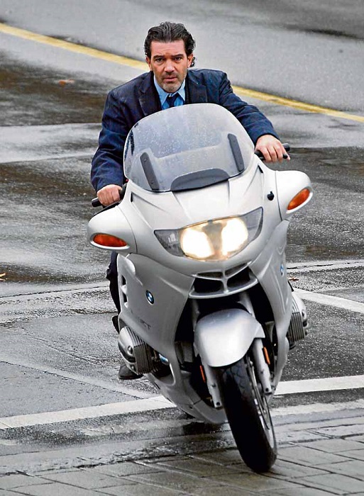 Antonio Banderas en moto rumbo al trabajo