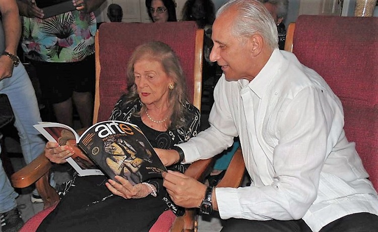Carilda Oliver junto a José Carlos de Santiago disfrutan de la revista Arte por Excelencias