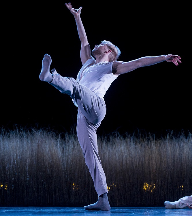 Pontus Lidberg bailando con Acosta Danza, Paisage, soudain , la nuit (Paisaje, de repente, la noche).