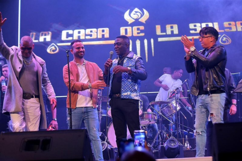 Juan Guillermo en escena con otros músicos cubanos/ Foto cortesía del artista 