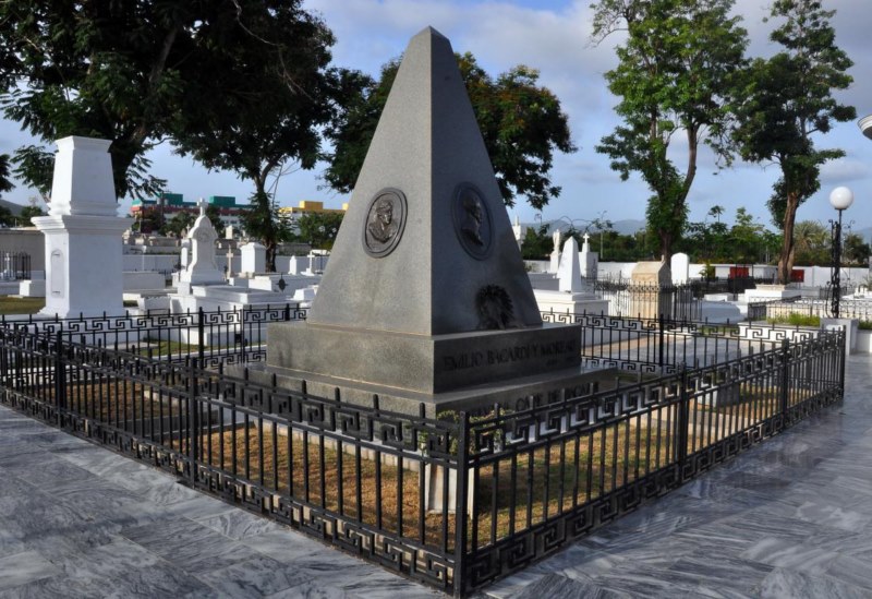 Sencillo sepulcro donde descansan Emilio Bacardí y su esposa Elvira Cape