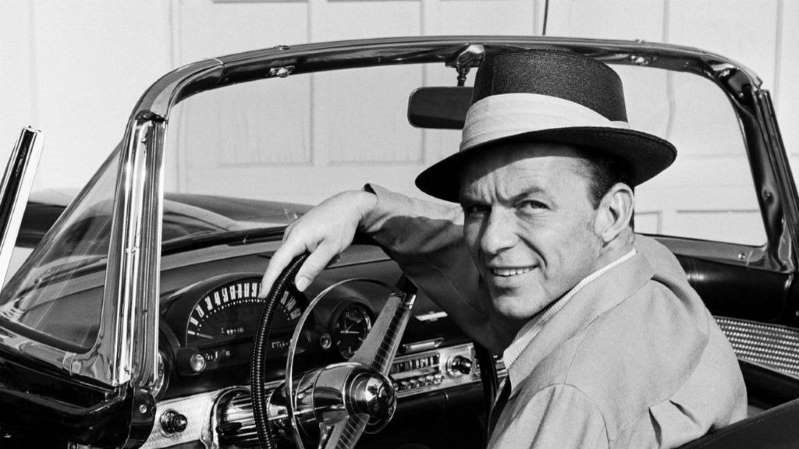 Frank Sinatra en su  Thunderbird