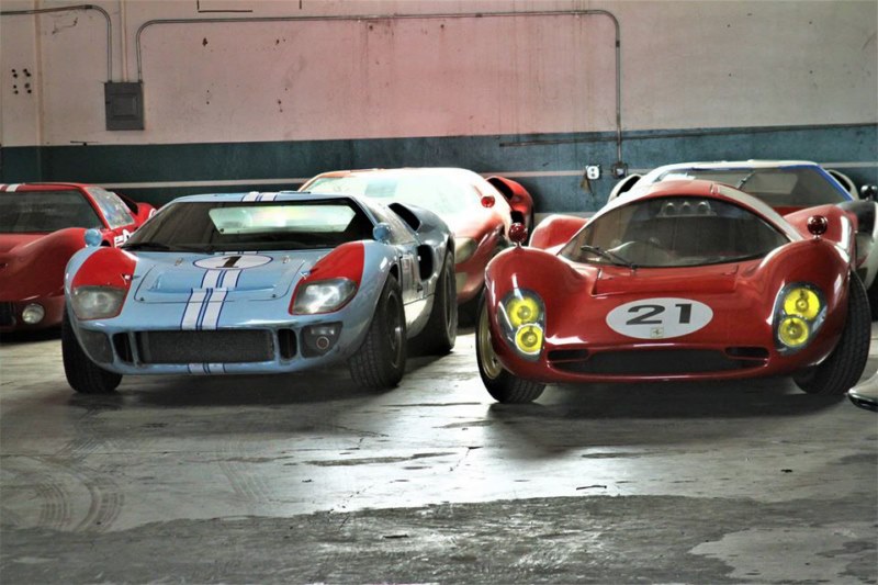 Los rivales, Ford azul (1),Ferrari rojo (21) 
