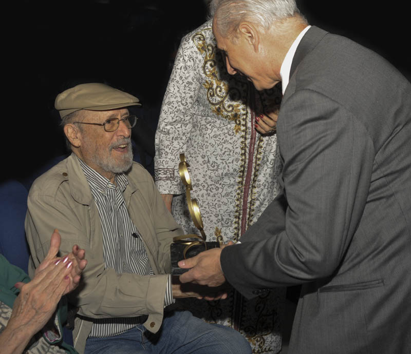Momento en el que José Carlos de Santiago entrega el Premio Excelencias