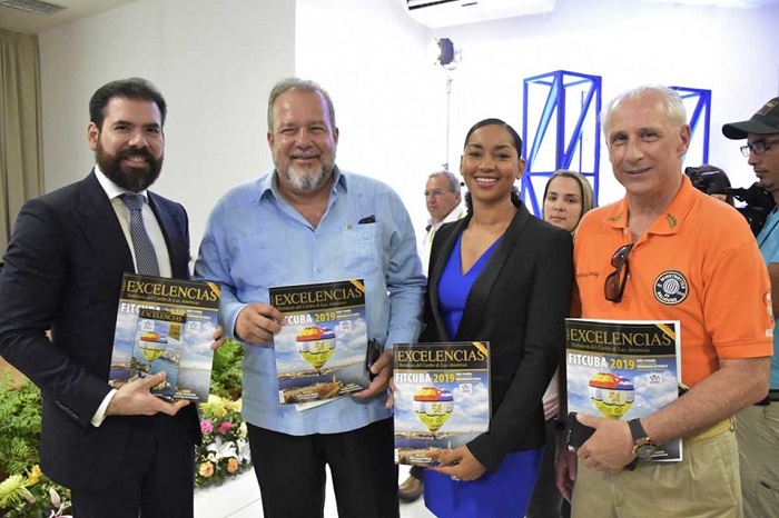 Productos de Excelencias en Fit Cuba 2019 en manos de José Carlos y Marrero