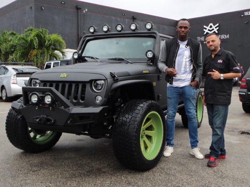Alex Vega con Usain Bolt y su jeep Avorza 