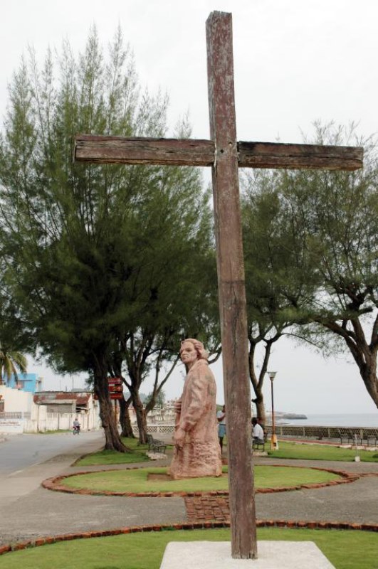 Vista de la ciudad de Baracoa. Monumento y cruz  