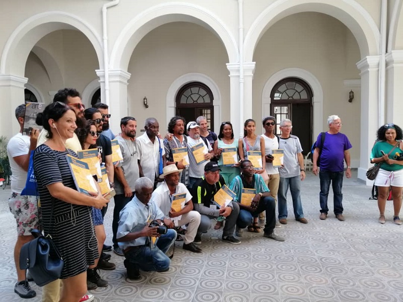 Matanzas artists with Arte por Excelencias magazine 45 that has the image of their EntreRios Project on the back cover, the most important one that happened at the 13th Biennial outside of Havana.