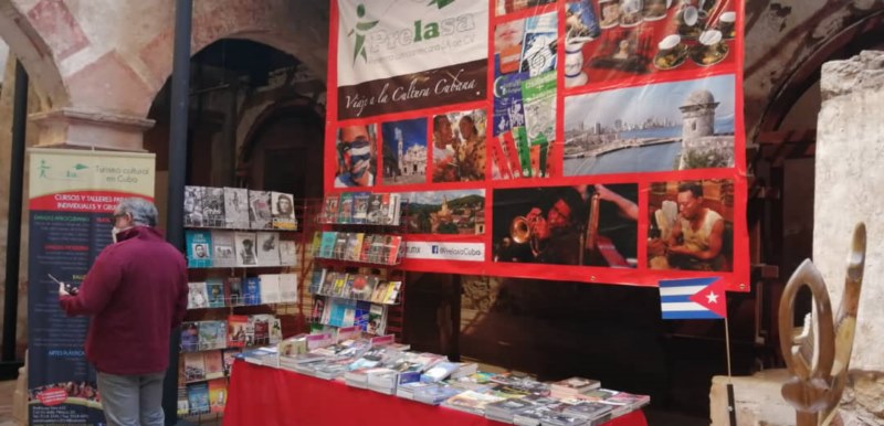 Casa de Cuba en Guanajuato, exhibición de libros