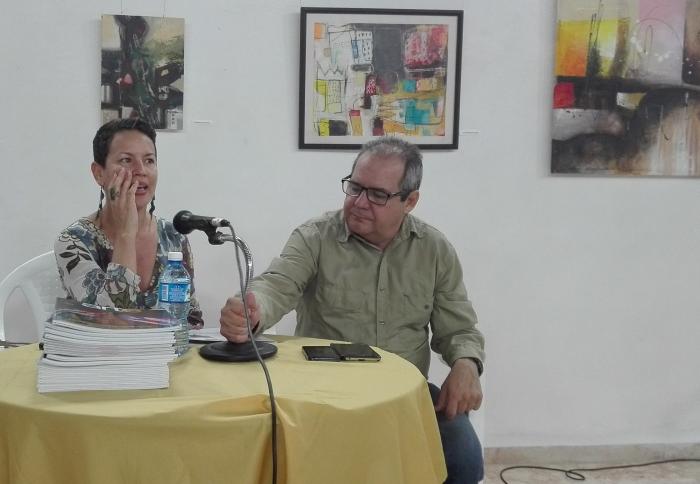 Alexis Triana, junto a Lisandra López en la presentación de la revista. (Foto: Lisandra Gómez/ Escambray)