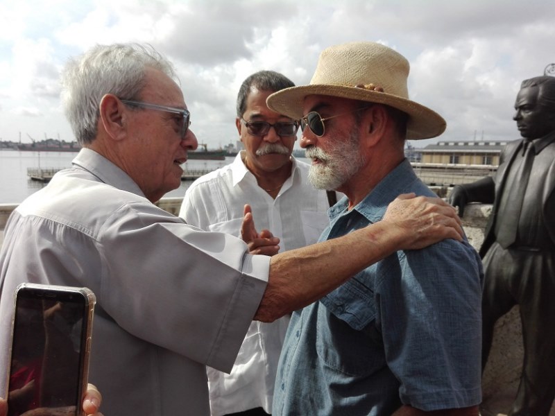 Eusebio Leal exchanges with the sculptor Enrique Angulo. In the background, Nicolás Hernández Guillén, president of the Nicolás Guillén Foundation