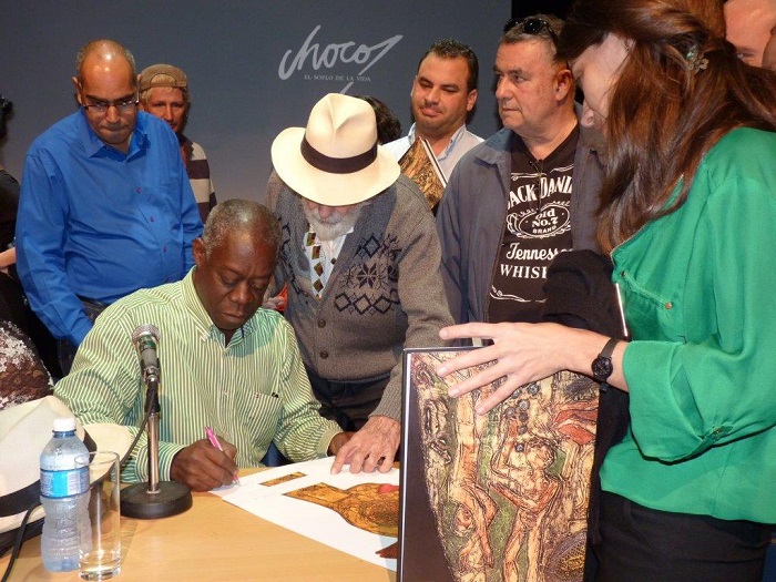  Choco signs a copy of Juan Moreira, a Cuban painter