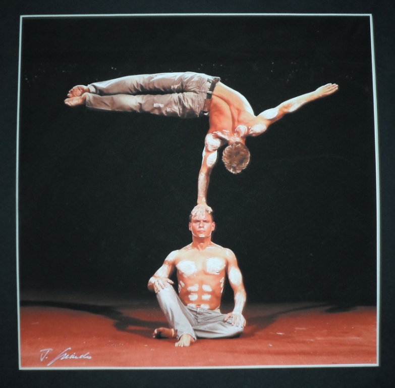 Imagen de exposición sobre circo- hombres equilibrio