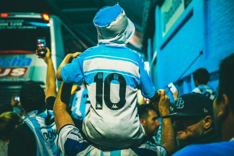 Niño con camiseta número 10 de Maradona