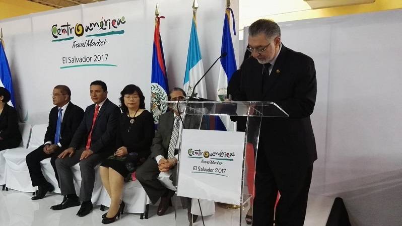 persona en podio firmando documento 