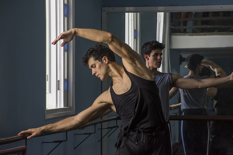 Roberto Bolle durante la clase demostrativa con el Ballet Nacional de Cuba