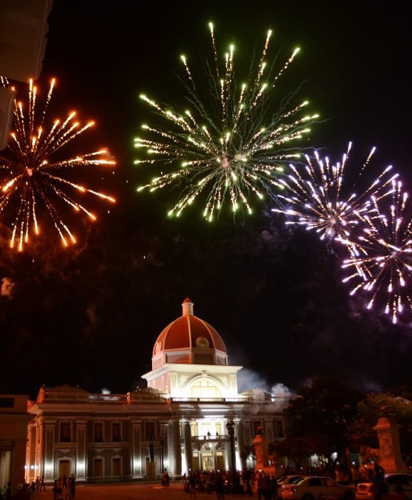 Un espectáculo de fuegos artificiales dio inicio al Bicentenario de Cienfuegos. Foto: Modesto Gutiérrez Cabo/ Cubadebate