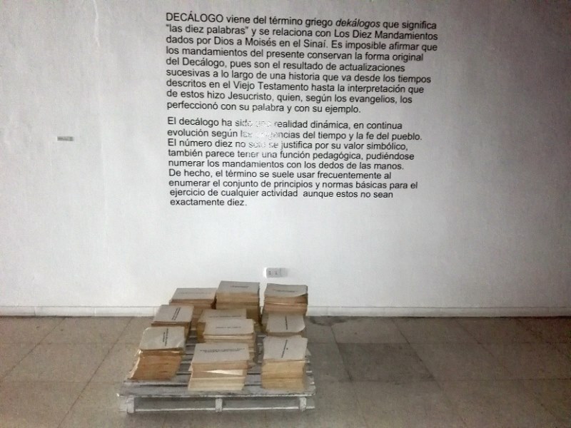 Decálogo (2007) Impresión sobre hojas de papel.