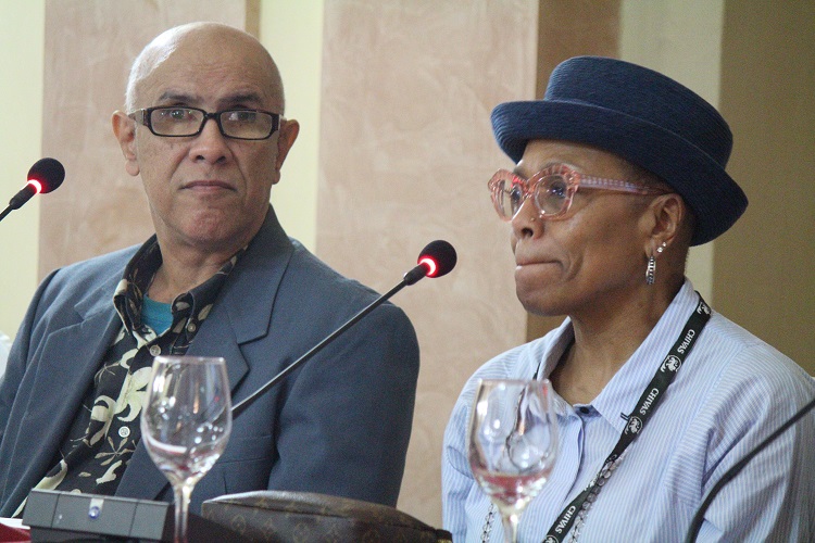 Artista en conferencia de prensa en Cuba 