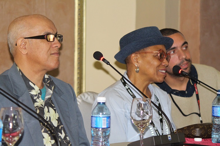 Artista en conferencia de prensa en Cuba 