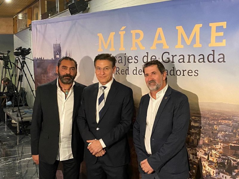El alcalde de Granada, Luis Salvador, junto a los promotores de Milnoff, Pepe Luis Carmona 'Habichuela' y Santiago Benavides