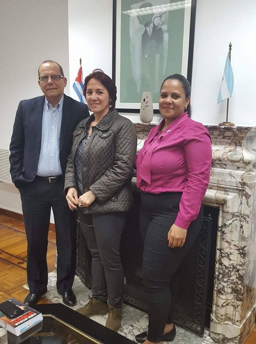 El embajador Oreste Pérez, la directora de la Camara Cubana del Libro Sonia Almaguer la agregada cultural en Argentina Yadira Álvarez