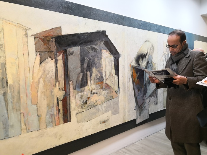 The painter Javier Alcantud with the canvas of Carmelo Trenado