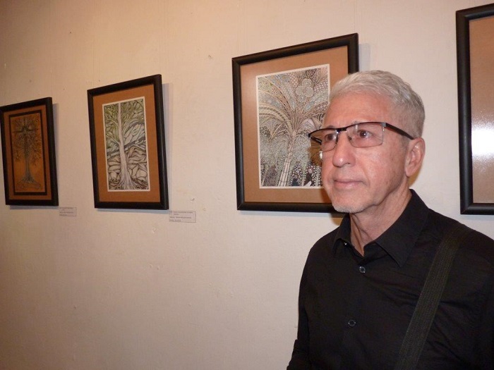 Emilio Florez Abín, artista plástico junto a su obra