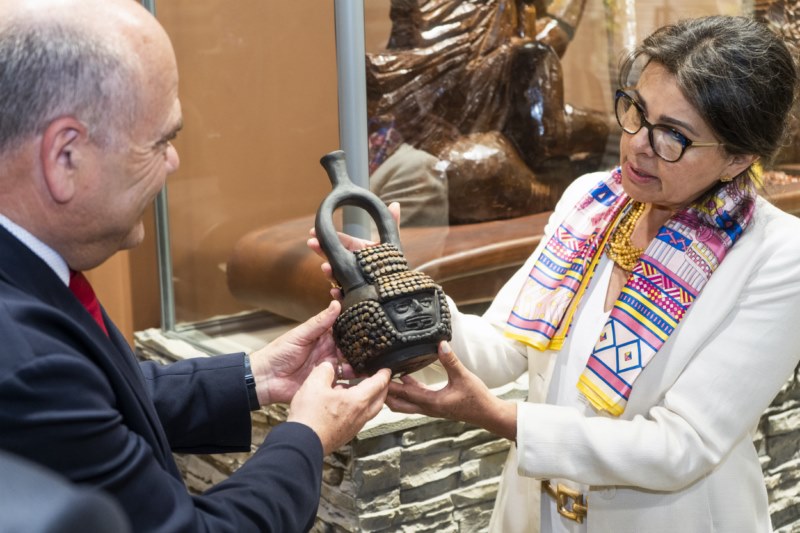 La ministra Verónica Peña entrega al CEO de chocolates Valor, Pedro López, la réplica de la vasija Mayo Chinchipe en el marco del proyecto Ecuador, origen del cacao.