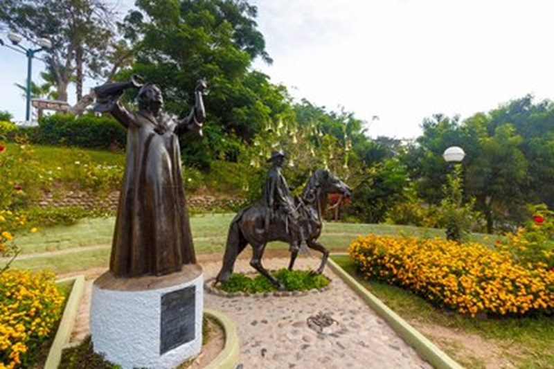 Estatua homenaje a Chabuca Grande en Barranco, Lima (Shutterstock)