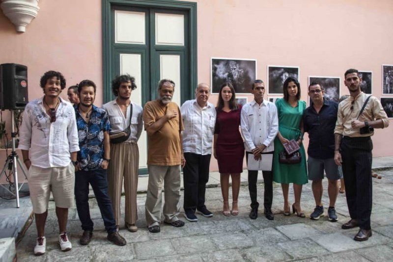 En la imagen algunos de los 18 artistas, junto al embajador de México Miguel Díaz Reynoso, el director de la Casa de México Miguel Hernández Montesino y la curadora Beatriz Hernández Jiménez