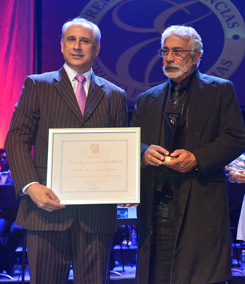 Sr. José Carlos de Santiago, presidente del Grupo Excelencias, entrega el Premio Excelencias a Salvador González Escalona