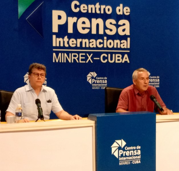 De izquierda a derecha: Mario Antonio de Araújo, consejero cultural de la Embajada de Brasil, país invitado de honor a la 32 Feria Internacional del Libro de La Habana; y Juan Rodríguez Cabrera, presidente del Instituto Cubano del Libro.